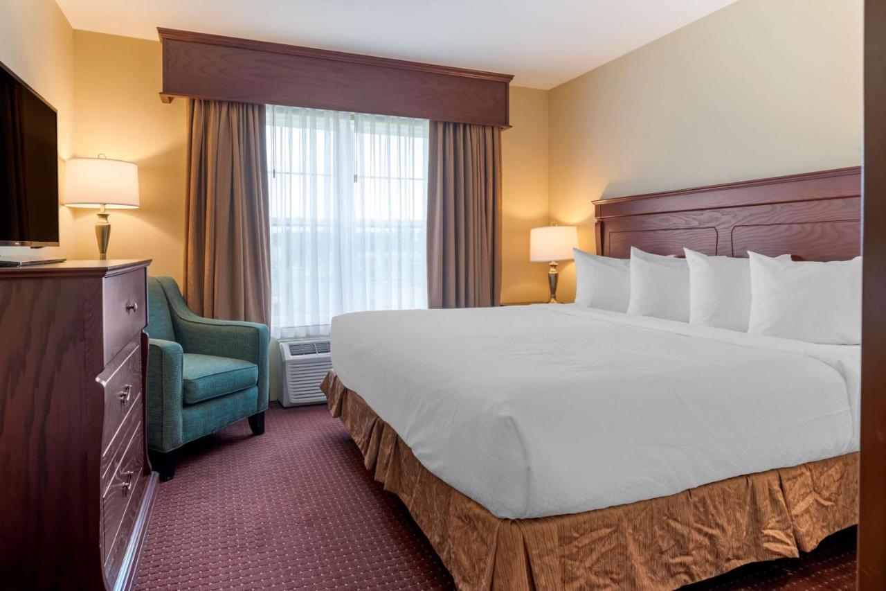 Best Western Plus Fredericton Hotel & Suites Εξωτερικό φωτογραφία